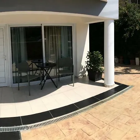 Livia's Appartments דירה Paphos